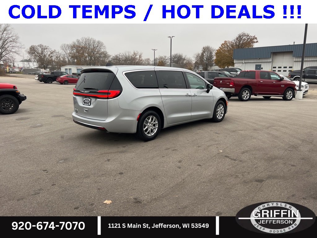 New 2026 Chrysler Pacifica Select image 10