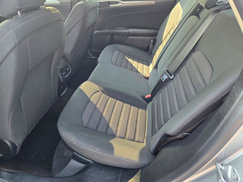 Used 2020 Ford Fusion SE image 12