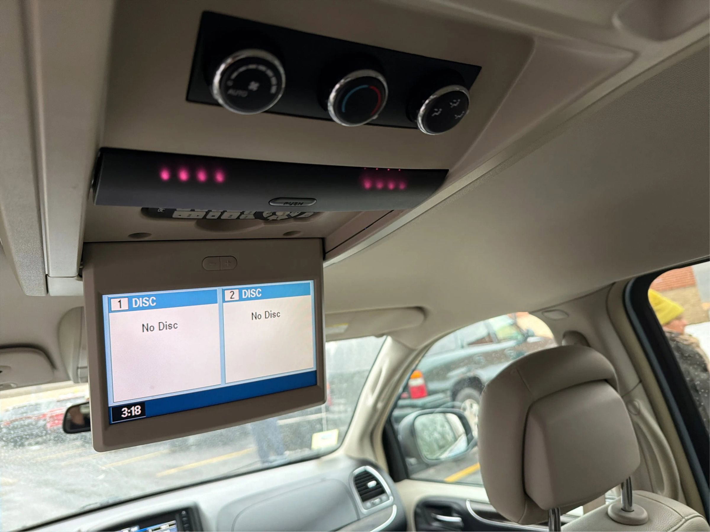 Used 2013 Chrysler Town & Country Touring image 30