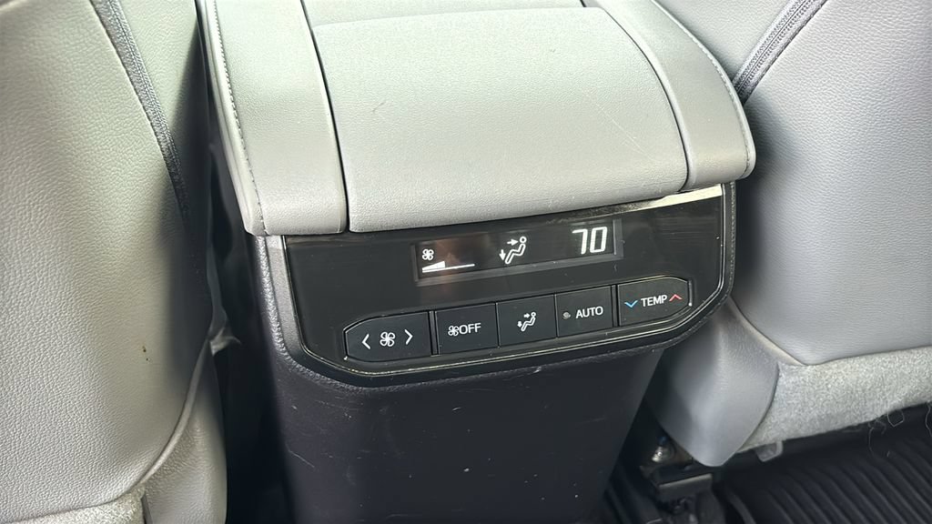Used 2023 Toyota Highlander XLE AWD/4WD image 10