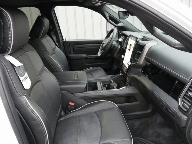 Used 2025 RAM 3500 Limited AWD/4WD image 32