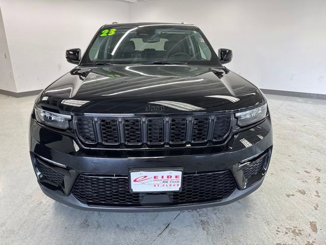Used 2023 Jeep Grand Cherokee Limited w/ Black Appearance Package AWD/4WD image 3