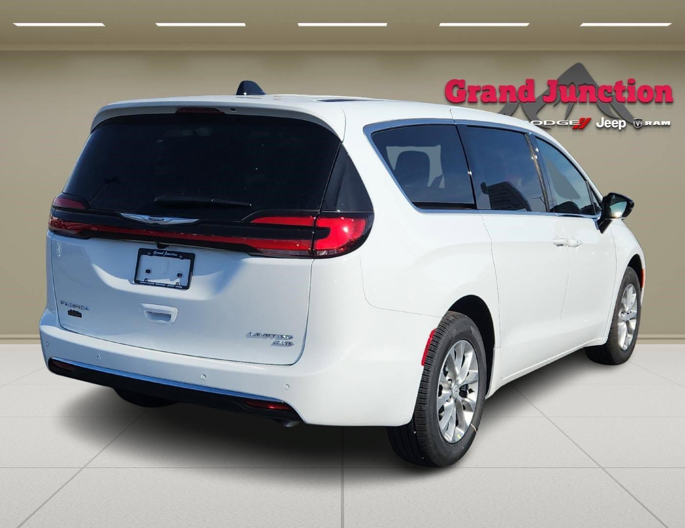 New 2026 Chrysler Pacifica Limited AWD/4WD image 4
