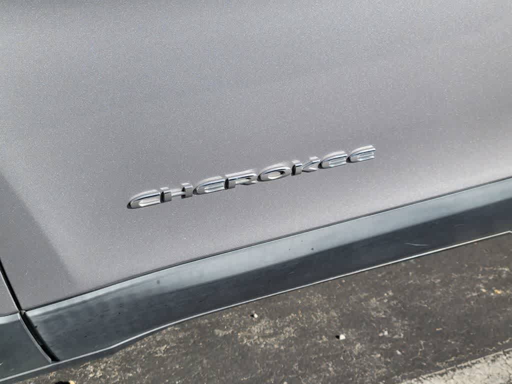 Used 2019 Jeep Cherokee Limited FWD image 3