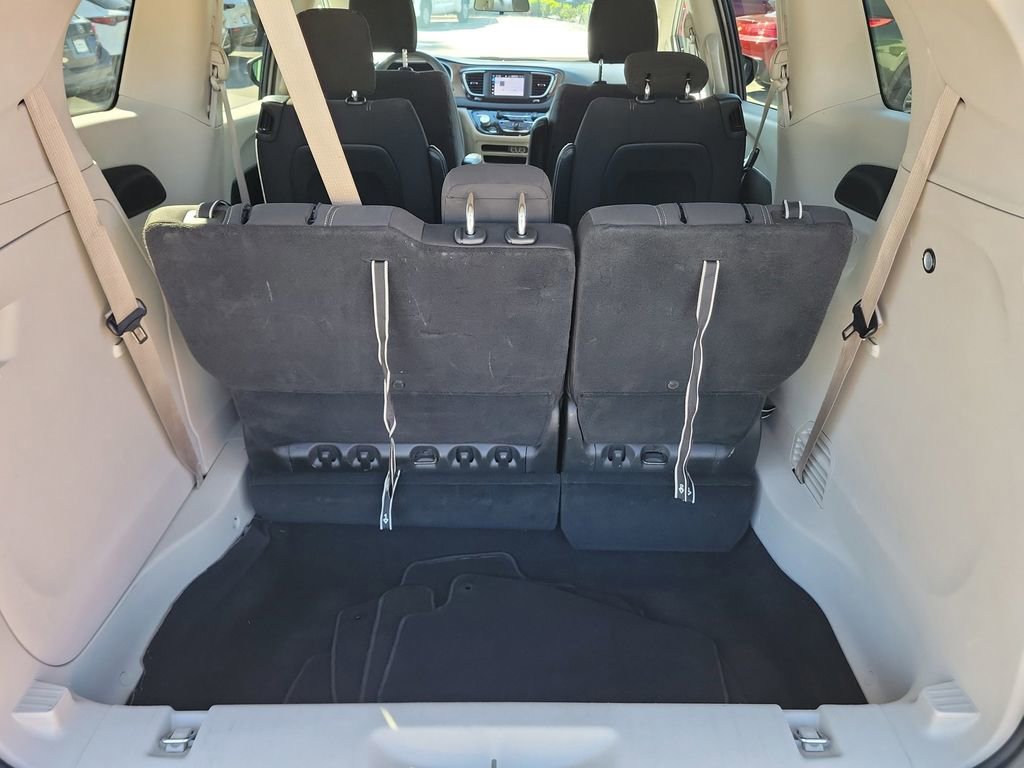 Used 2022 Chrysler Voyager LX image 8