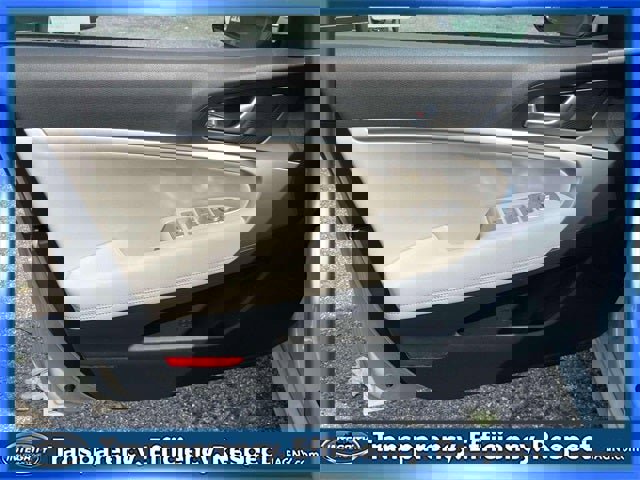 Used 2025 Genesis G70 2.5T image 16