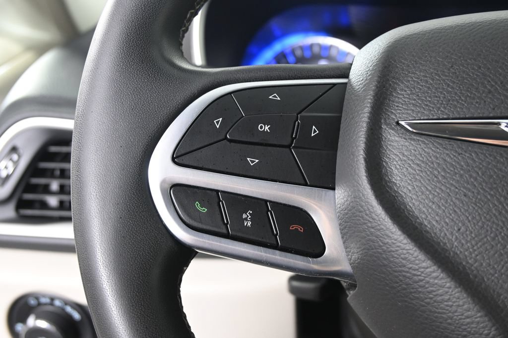 Used 2022 Chrysler Pacifica Touring-L FWD image 35