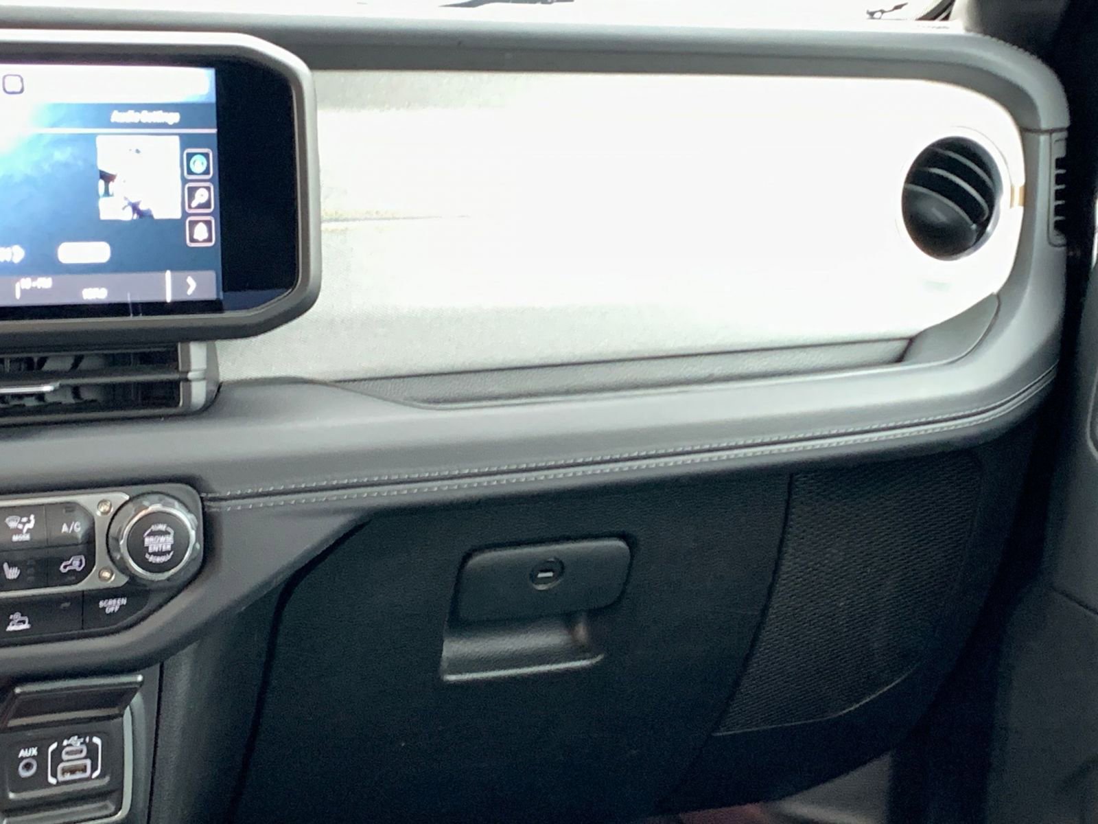 Used 2025 Jeep Wrangler Sahara image 34