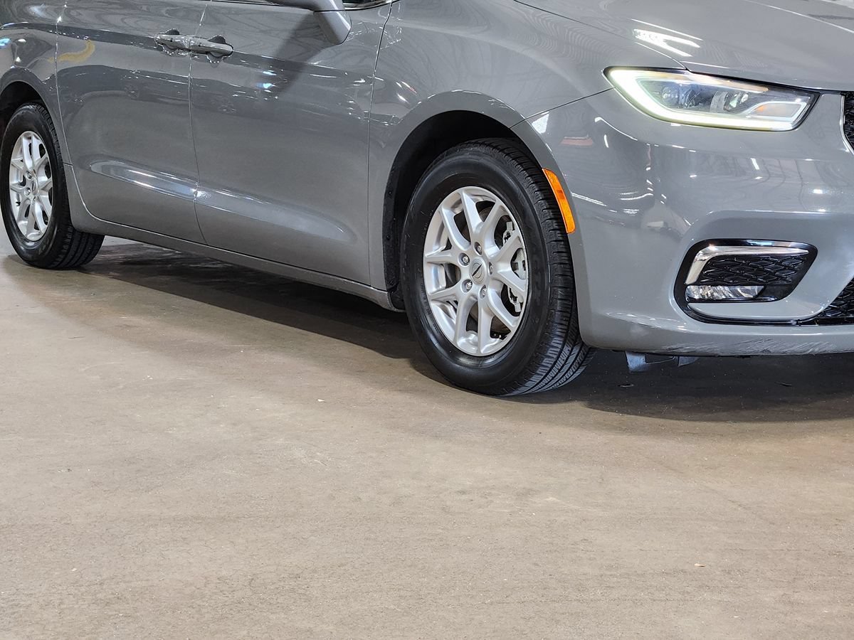 Used 2022 Chrysler Pacifica Touring-L FWD image 16