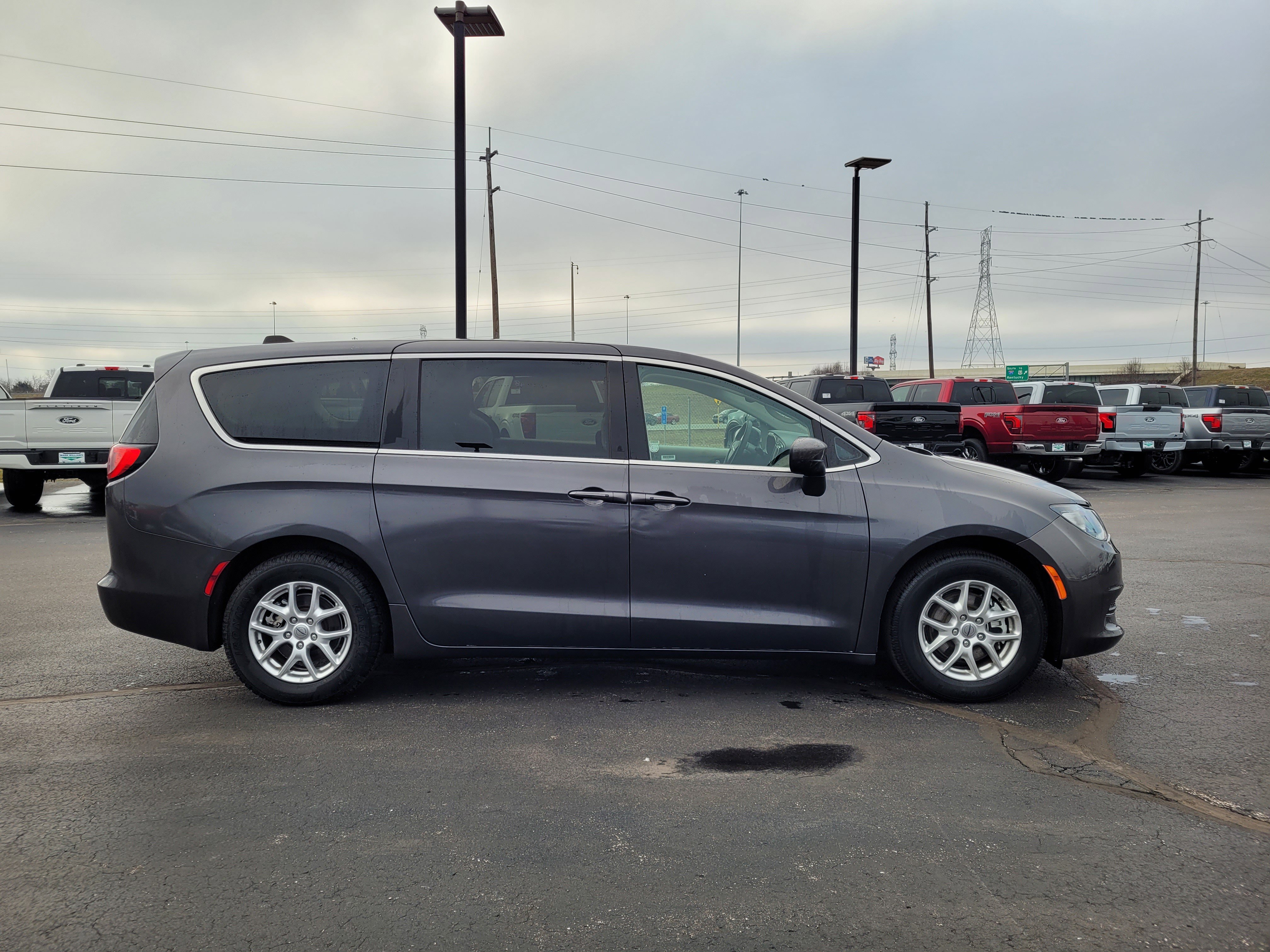 Used 2023 Chrysler Voyager LX image 2