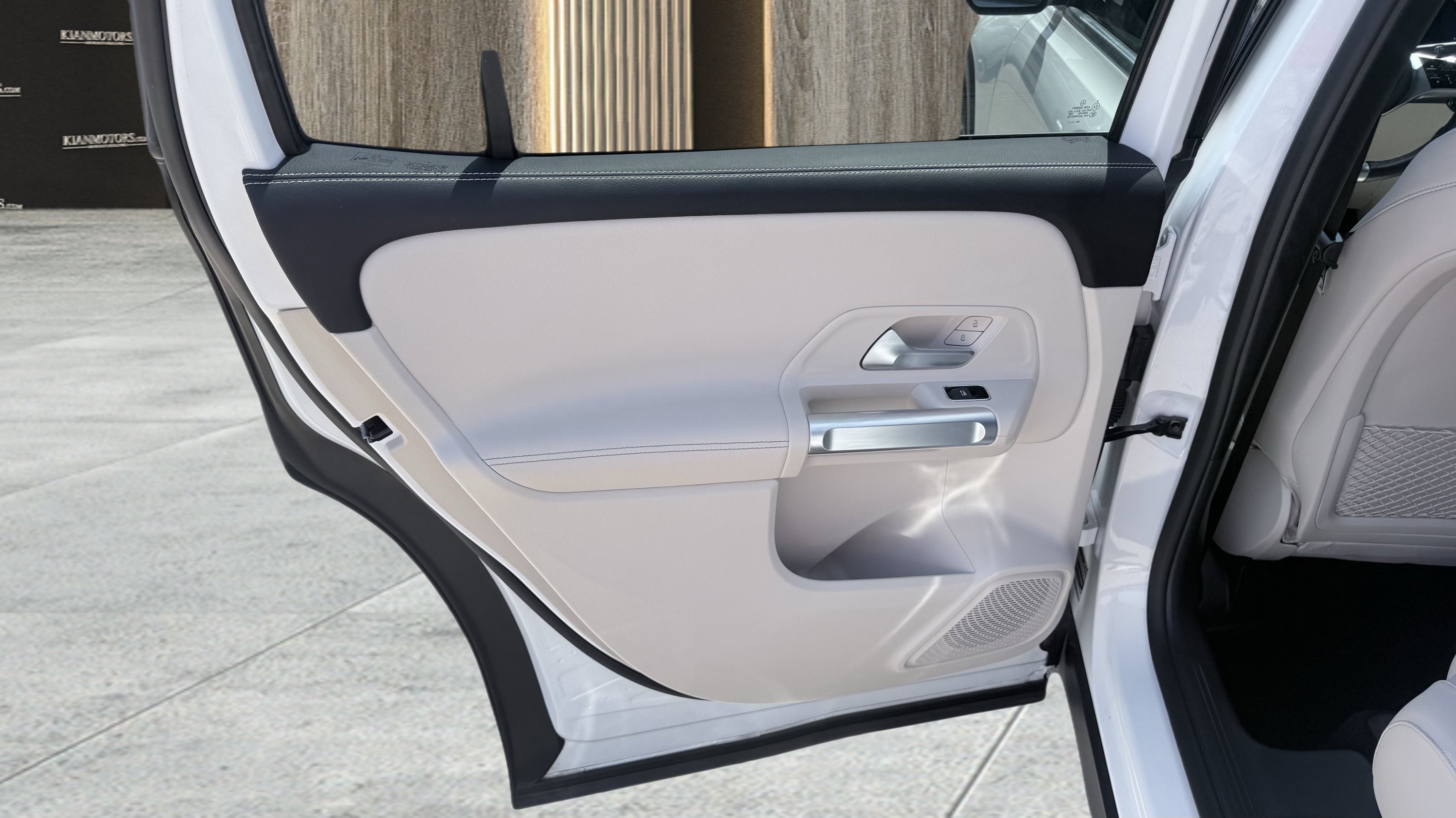 Used 2025 Mercedes-Benz GLB 250 image 29