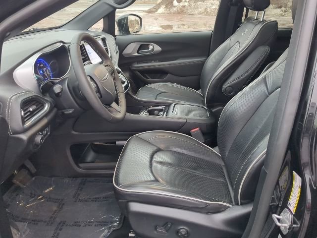 Used 2025 Chrysler Pacifica Limited image 11