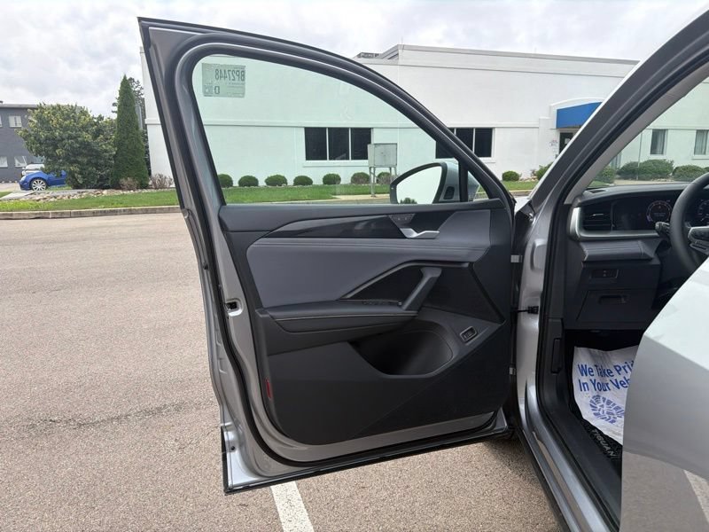Used 2025 Volkswagen Tiguan SE AWD/4WD image 22