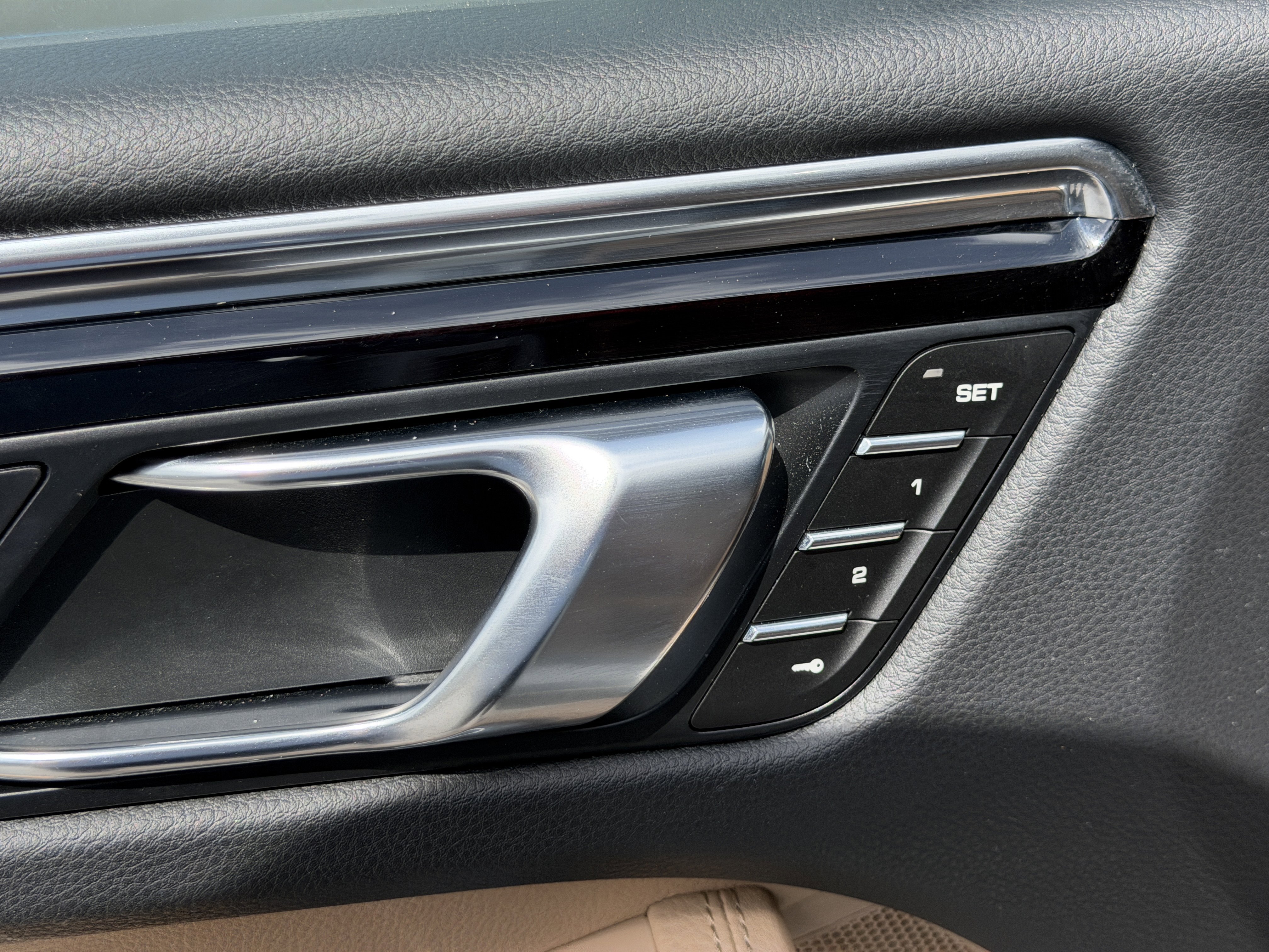 Certified 2025 Porsche Macan AWD/4WD image 24