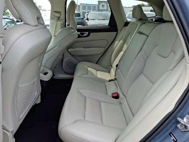 Used 2022 Volvo XC60 B5 Momentum w/ Climate Package AWD/4WD image 13