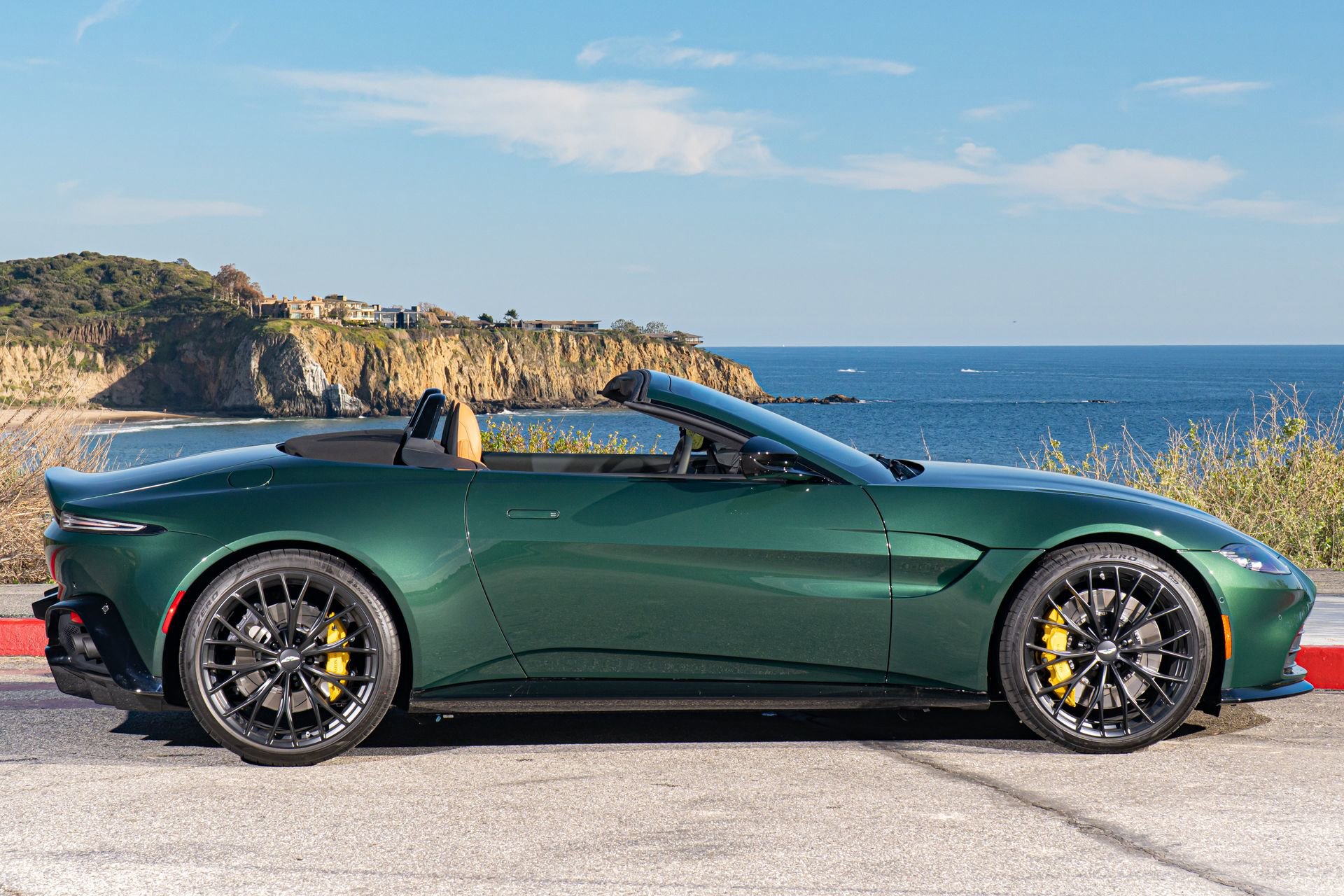 Used 2023 Aston Martin V8 Vantage Roadster RWD image 28