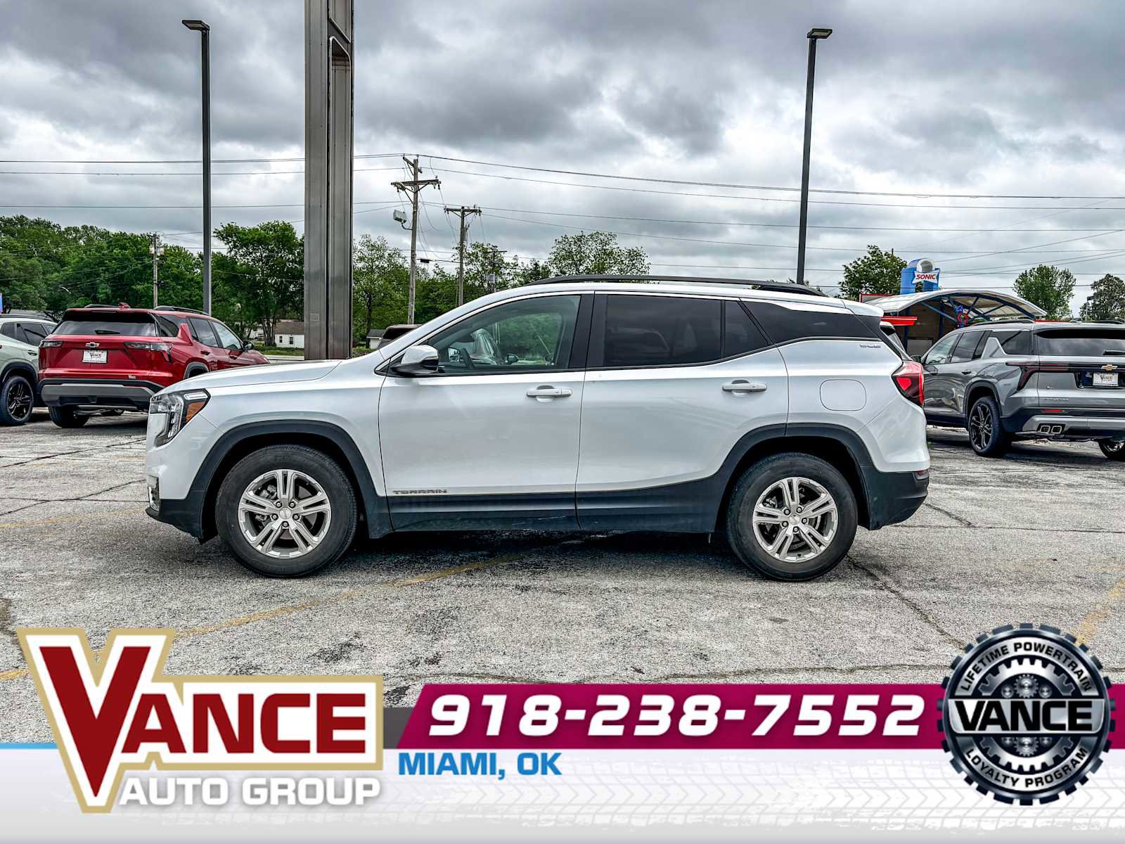 Used 2024 GMC Terrain SLE w/ Driver Convenience Package FWD image 4