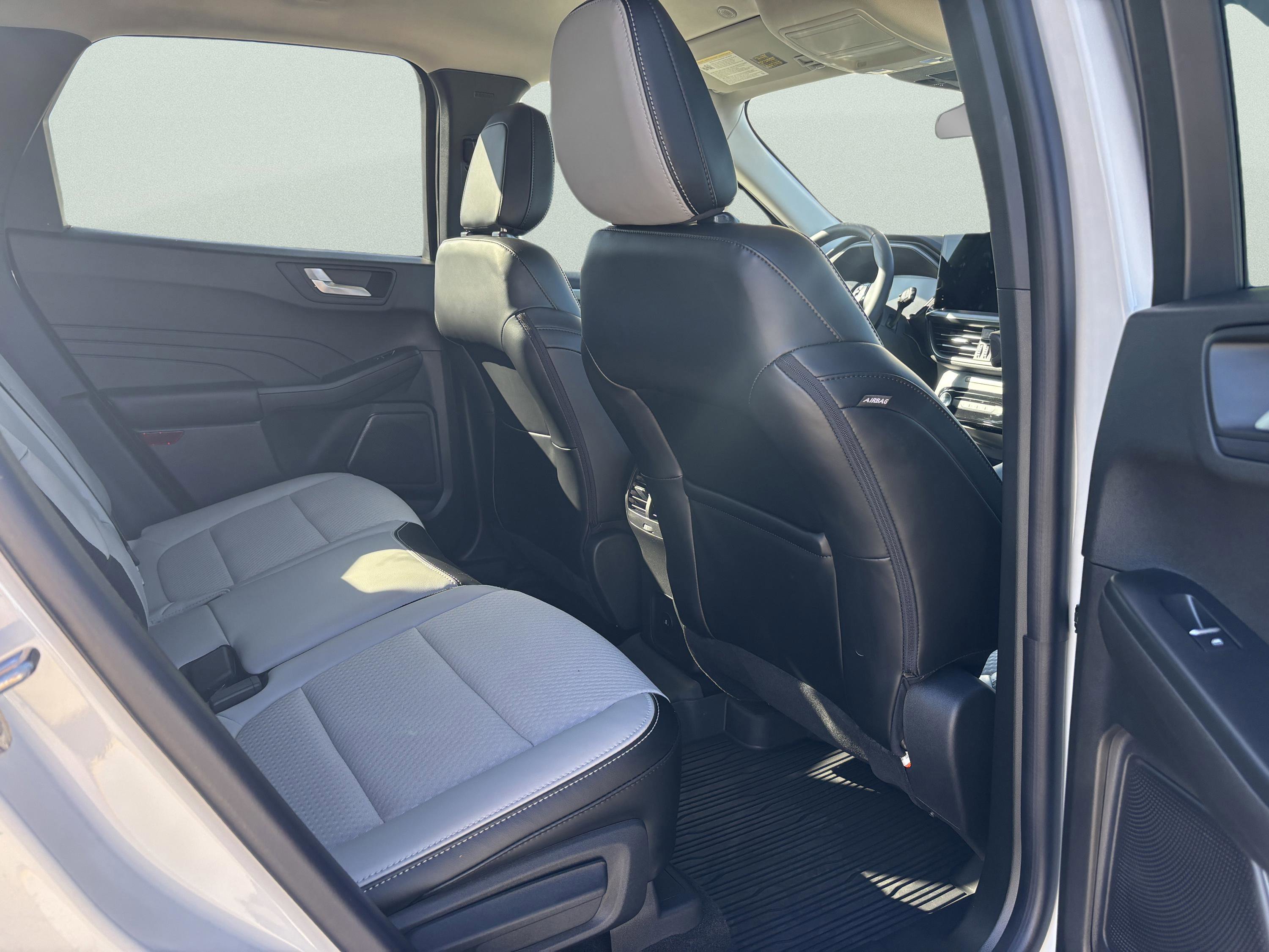 Used 2024 Ford Escape SE image 32