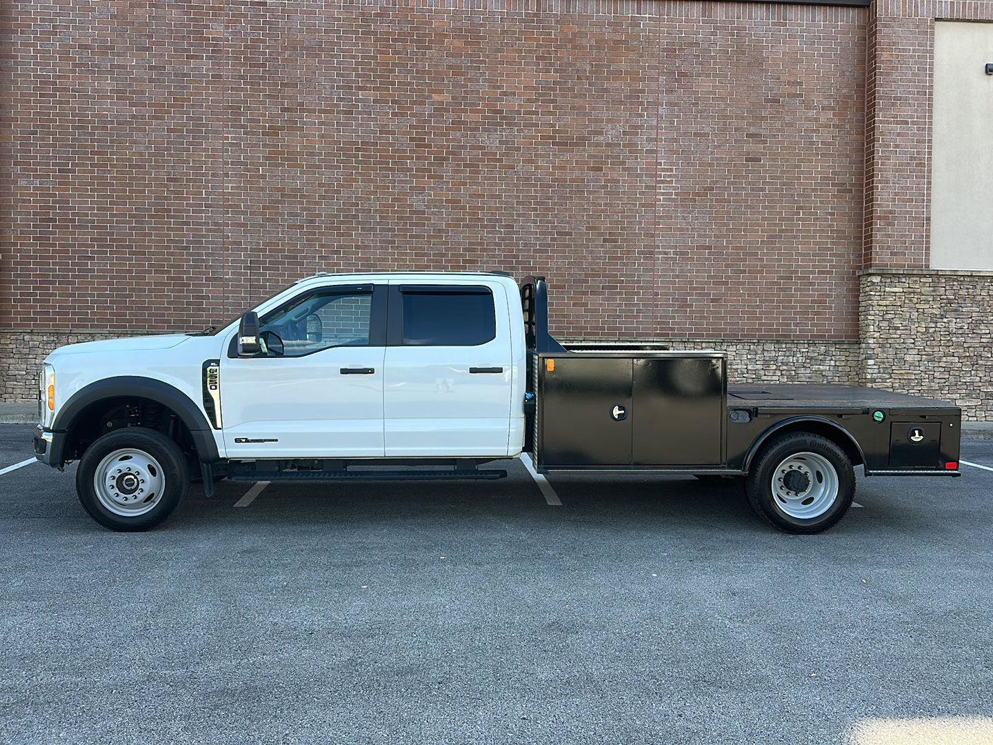Used 2024 Ford F550 4x4 Crew Cab Super Duty image 2