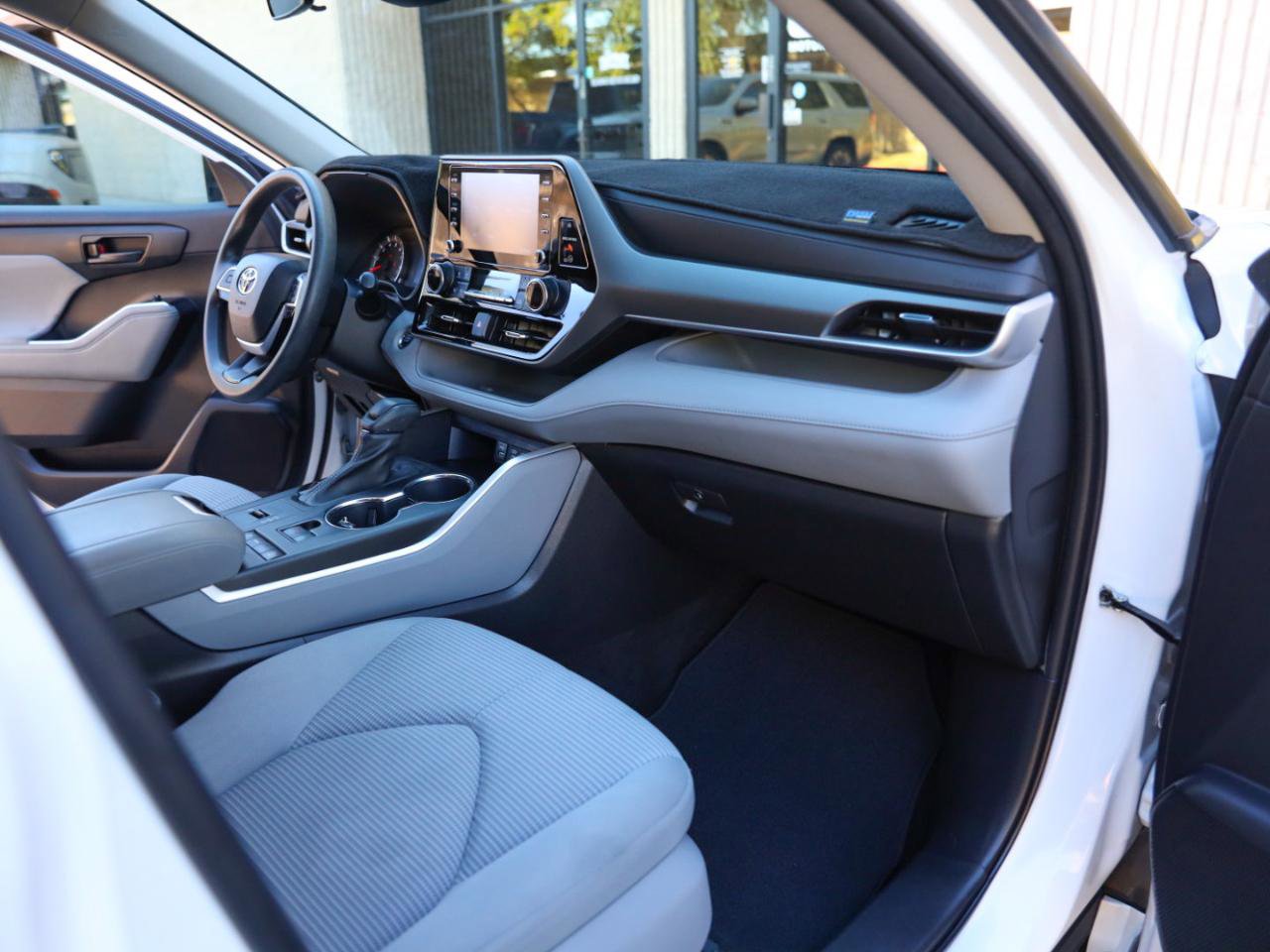 Used 2022 Toyota Highlander L image 41