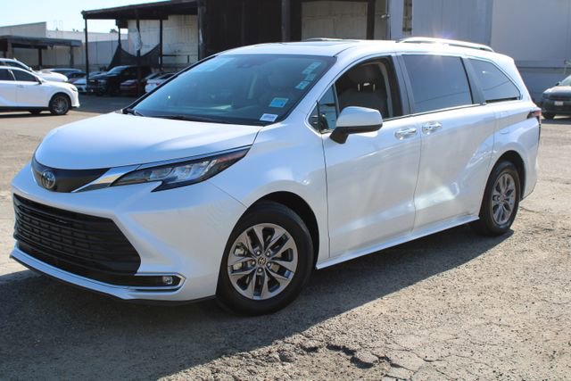 Used 2023 Toyota Sienna XLE w/ XLE Plus Package FWD image 8