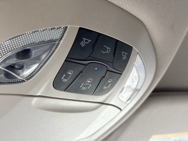 Used 2022 Chrysler Voyager LX FWD image 17