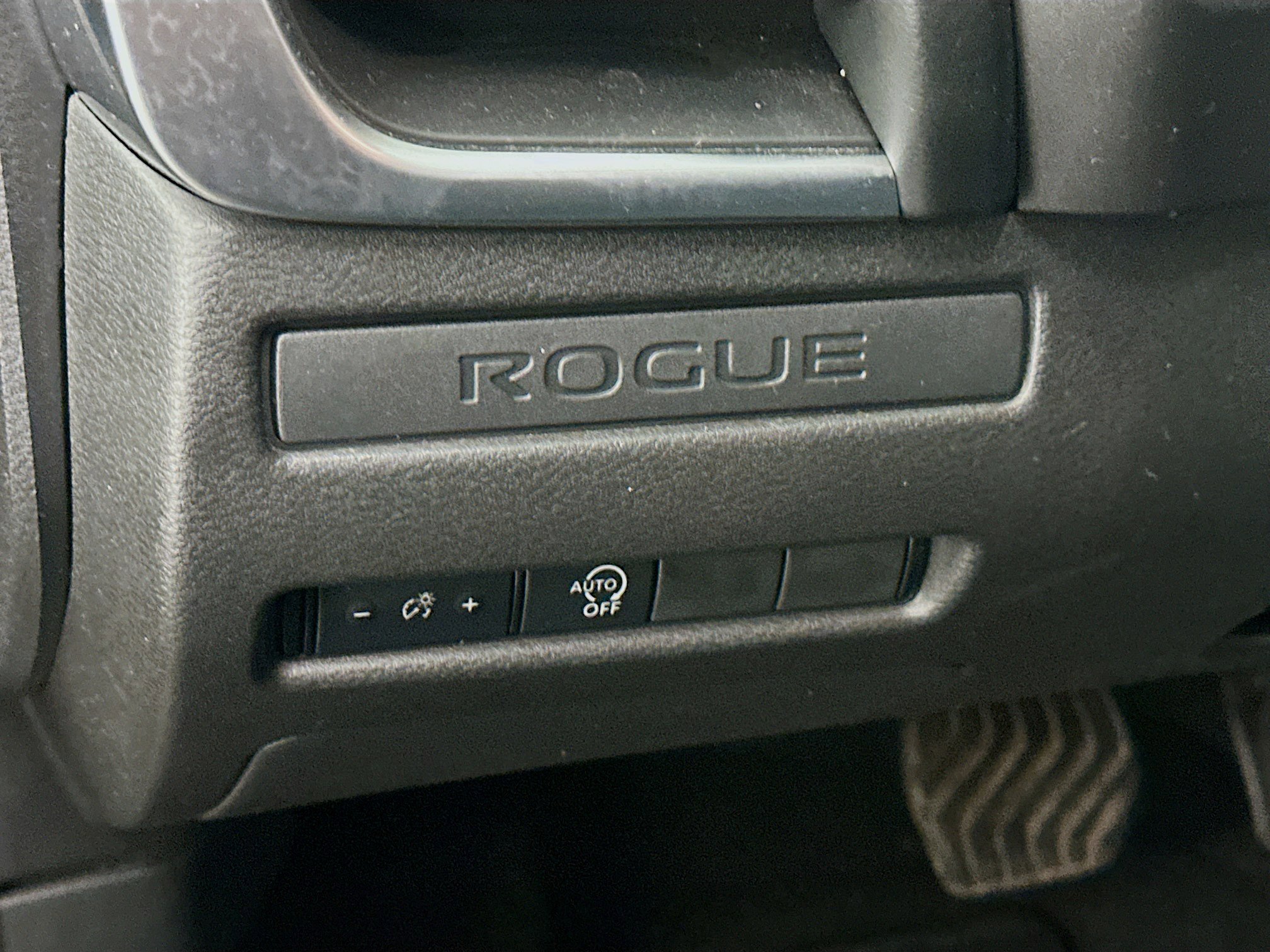 Used 2023 Nissan Rogue S image 17