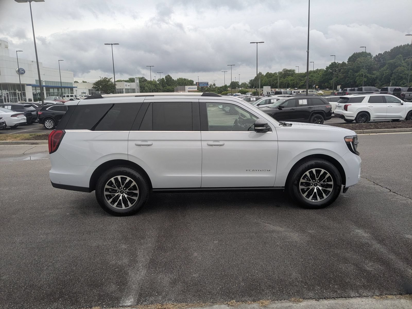 Used 2025 Ford Expedition Platinum AWD/4WD image 2