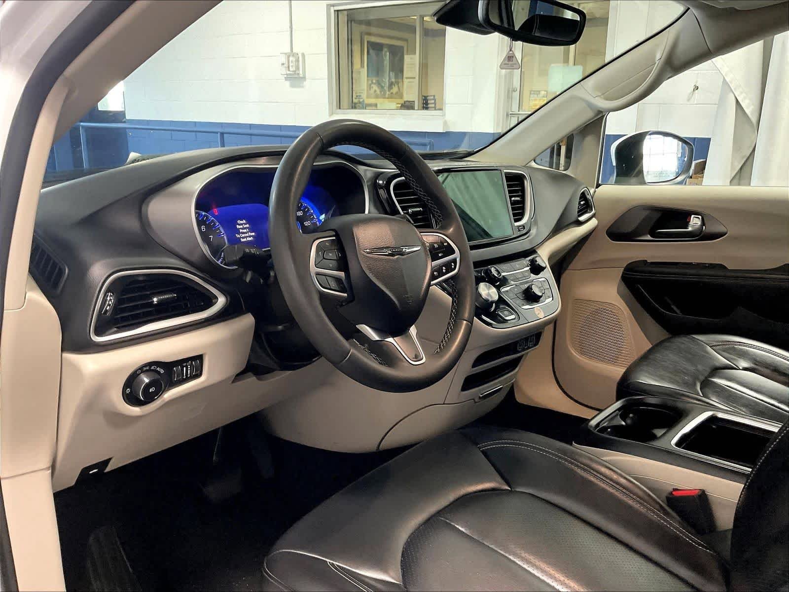 Used 2023 Chrysler Pacifica Touring-L FWD image 8