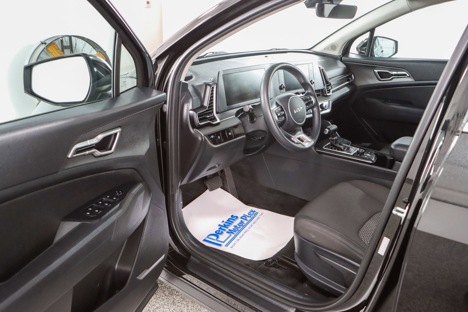 Used 2023 Kia Sportage LX FWD image 3