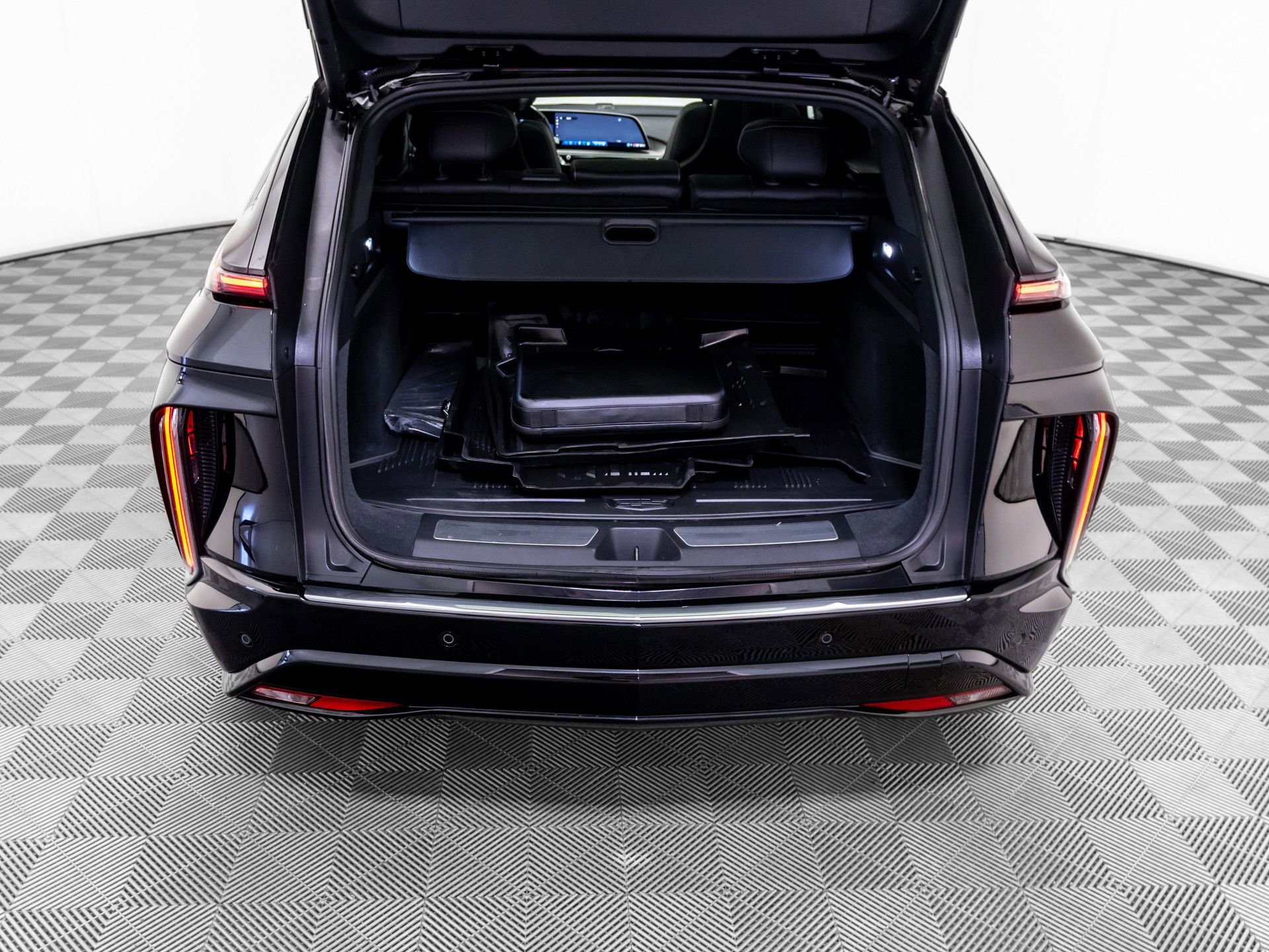 Certified 2025 Cadillac Lyriq Luxury w/ LPO, Floor Liner Package AWD/4WD image 38