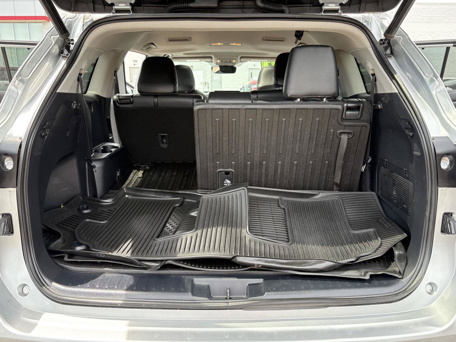 Used 2021 Toyota Highlander XLE AWD/4WD image 19