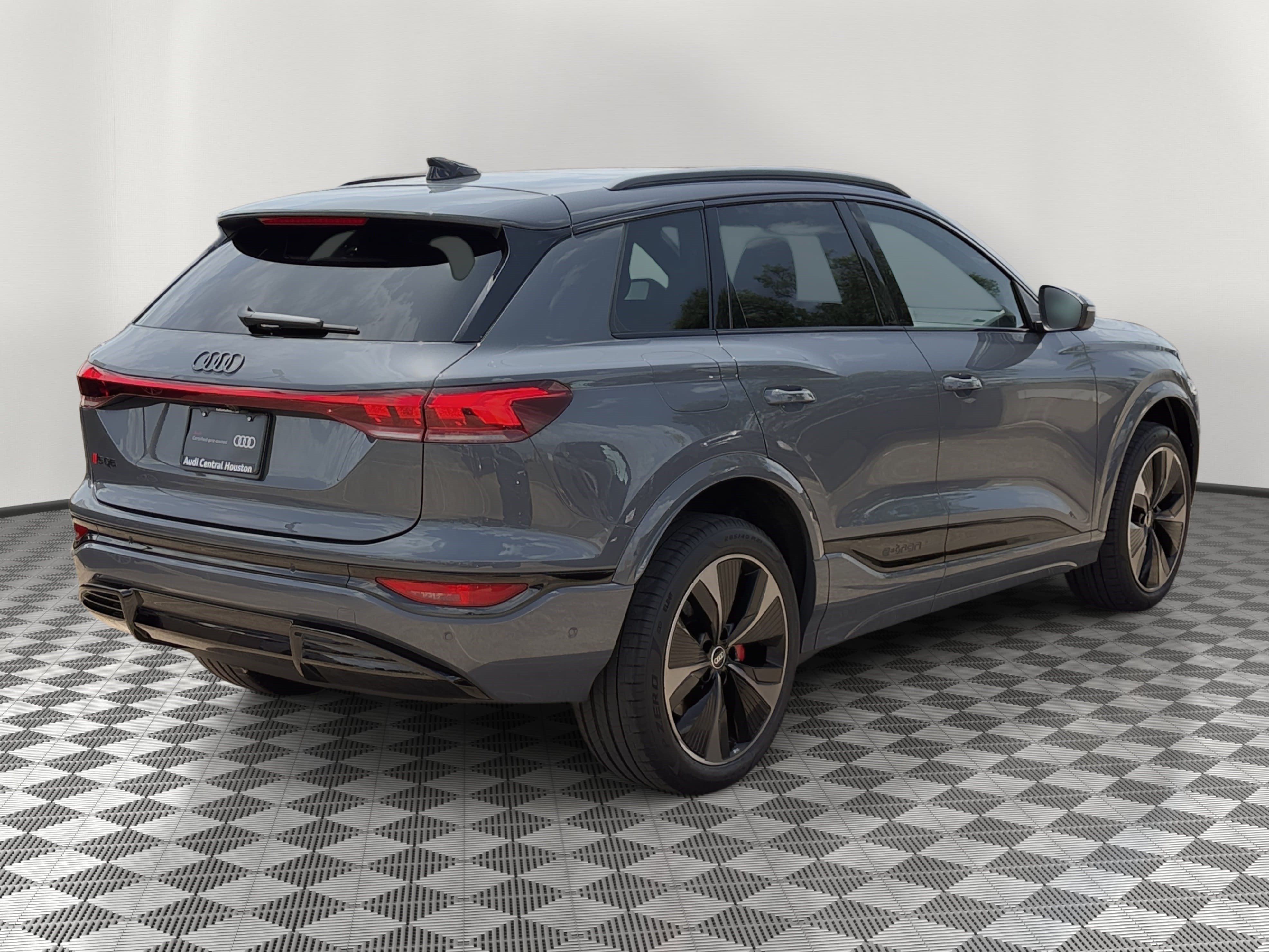 Certified 2025 Audi SQ6 e-tron Prestige w/ Black Edition One AWD/4WD image 9
