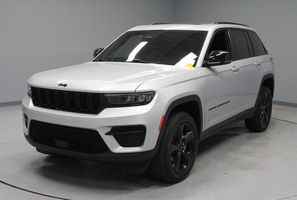 Used 2023 Jeep Grand Cherokee Altitude AWD/4WD image 6