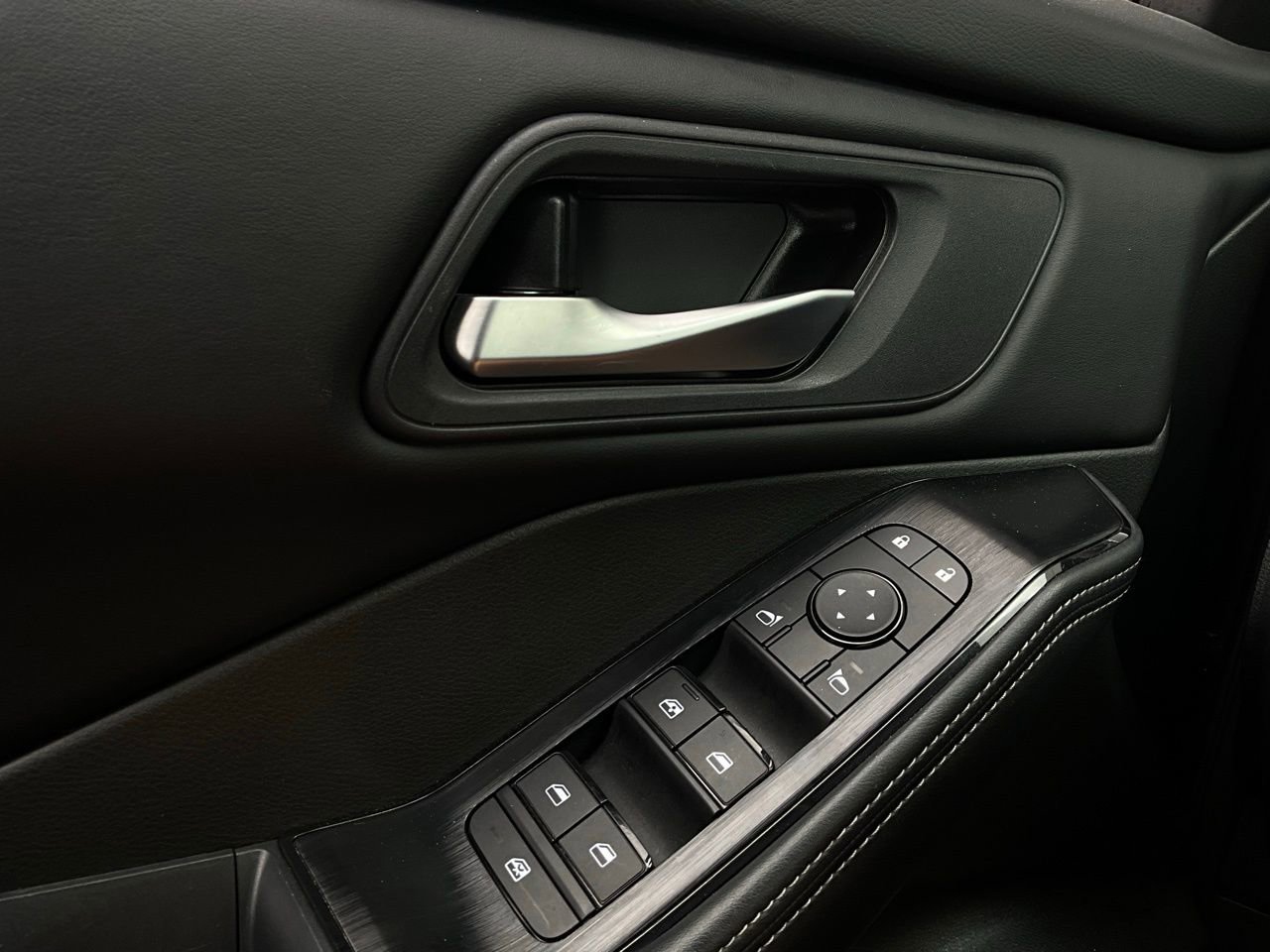 Used 2025 Nissan Rogue SV image 21