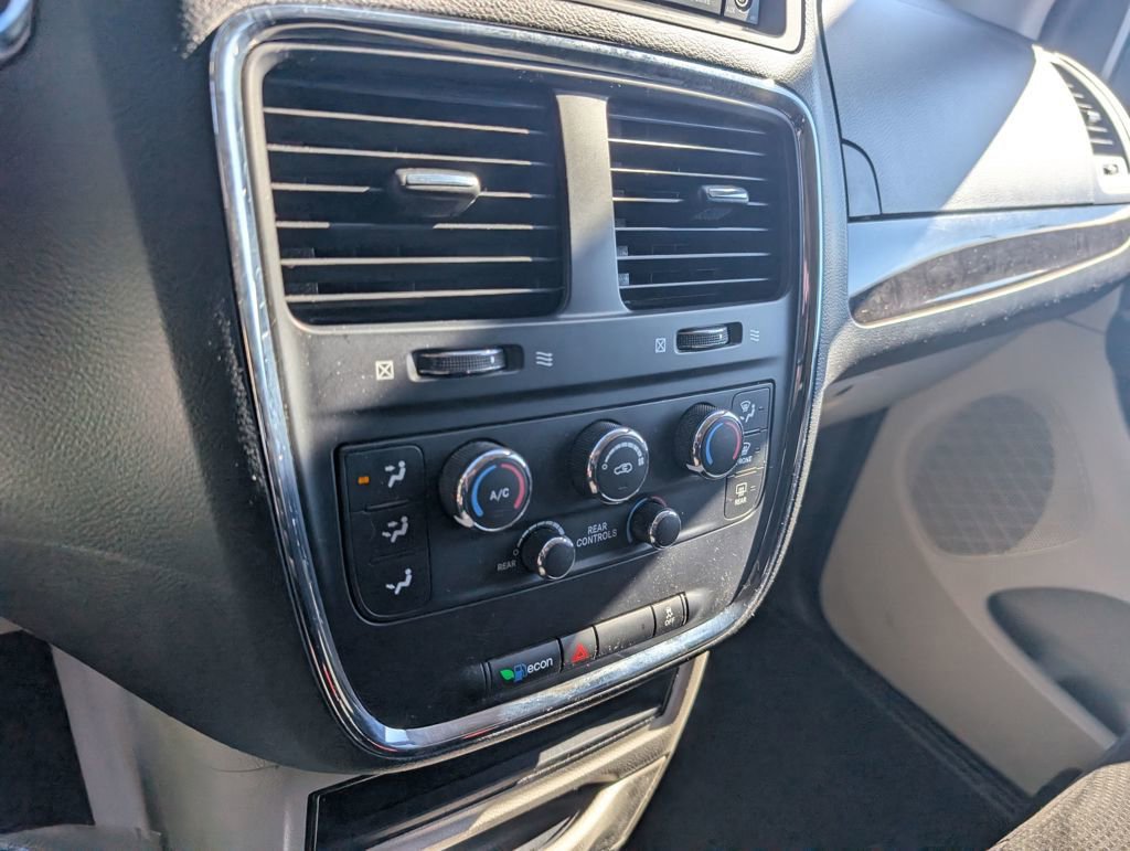 Used 2019 Dodge Grand Caravan SE w/ UConnect Hands-Free Group image 19