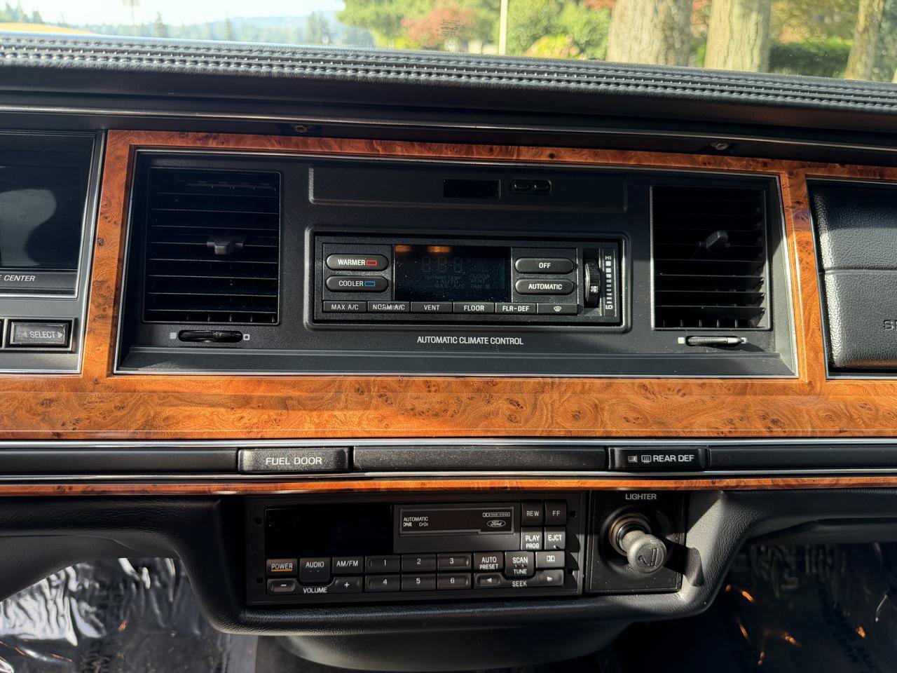 Used 1993 Lincoln Town Car Signature RWD image 35