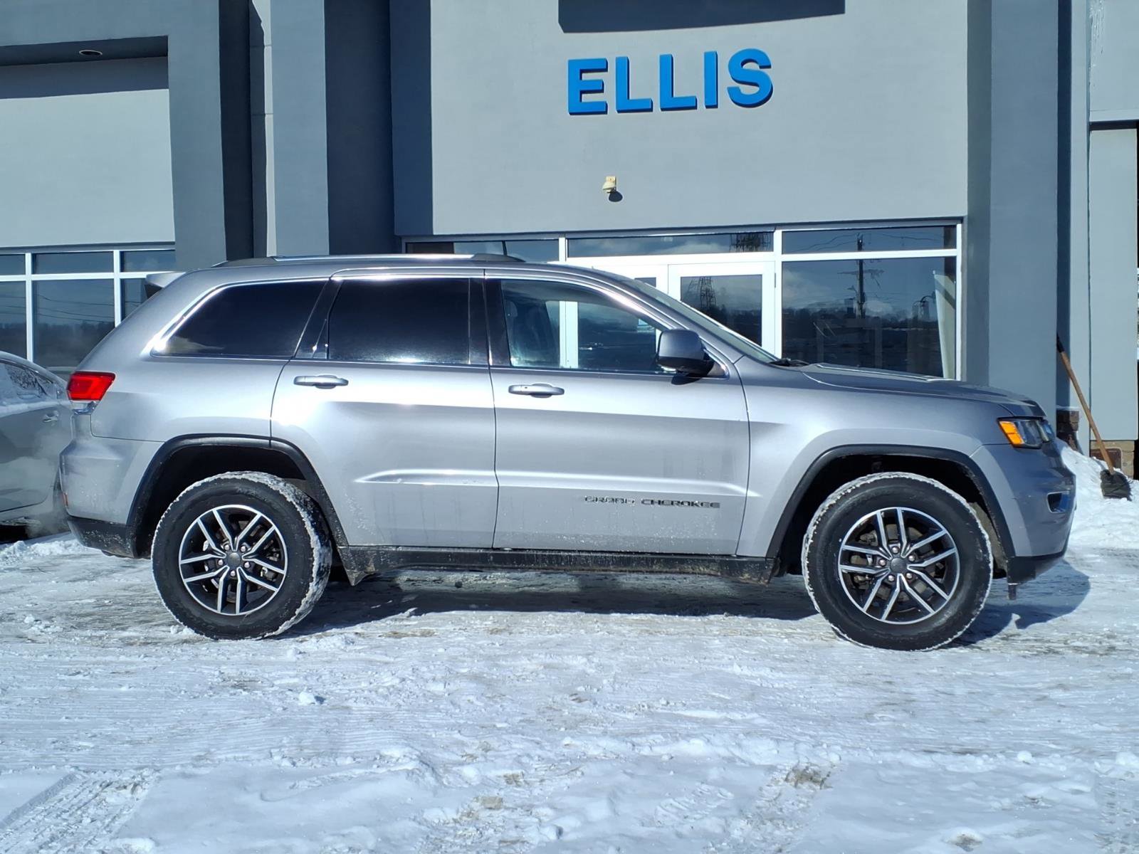 Used 2019 Jeep Grand Cherokee Laredo w/ Laredo X Package AWD/4WD image 2