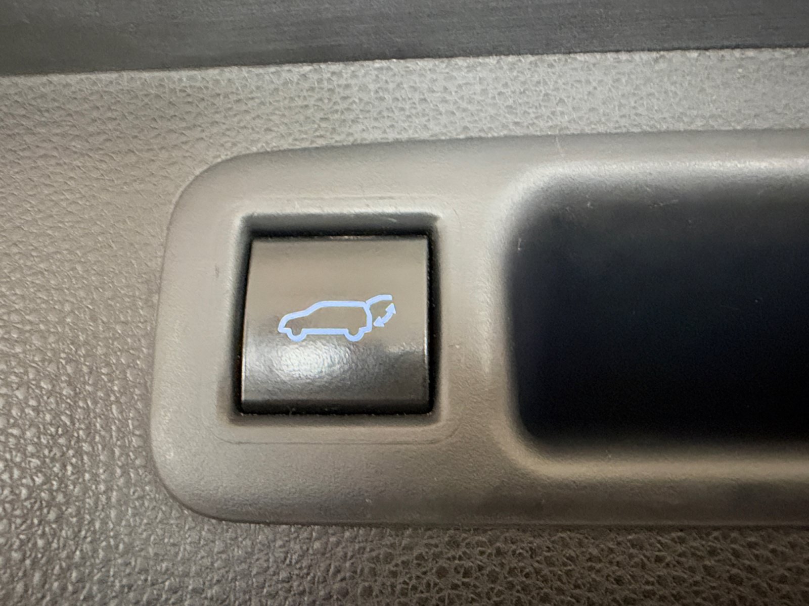 Used 2022 Toyota Highlander LE FWD image 34