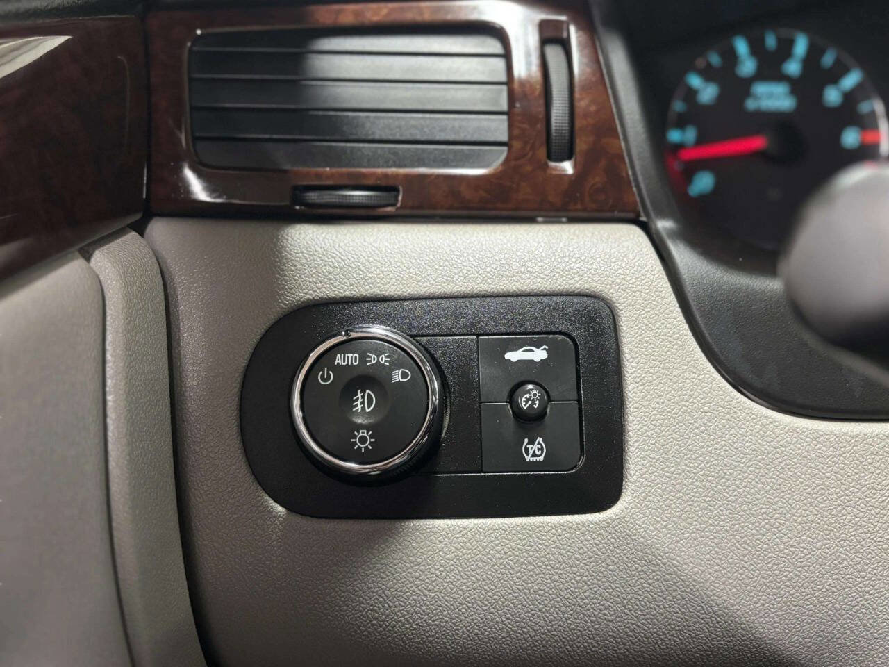 Used 2010 Chevrolet Impala LT w/ Convenience Package image 34