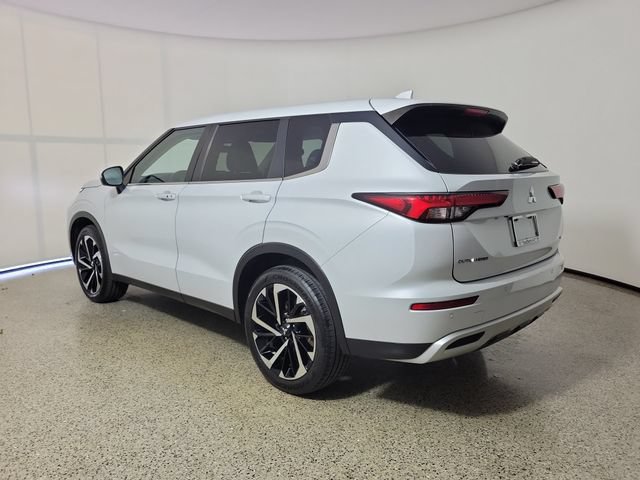 Used 2024 Mitsubishi Outlander SE Black Edition FWD image 6