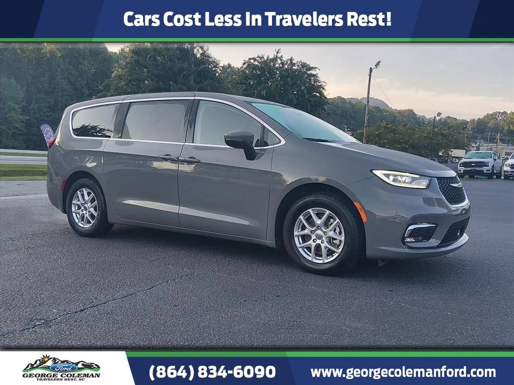 Used 2023 Chrysler Pacifica Touring-L FWD image 1