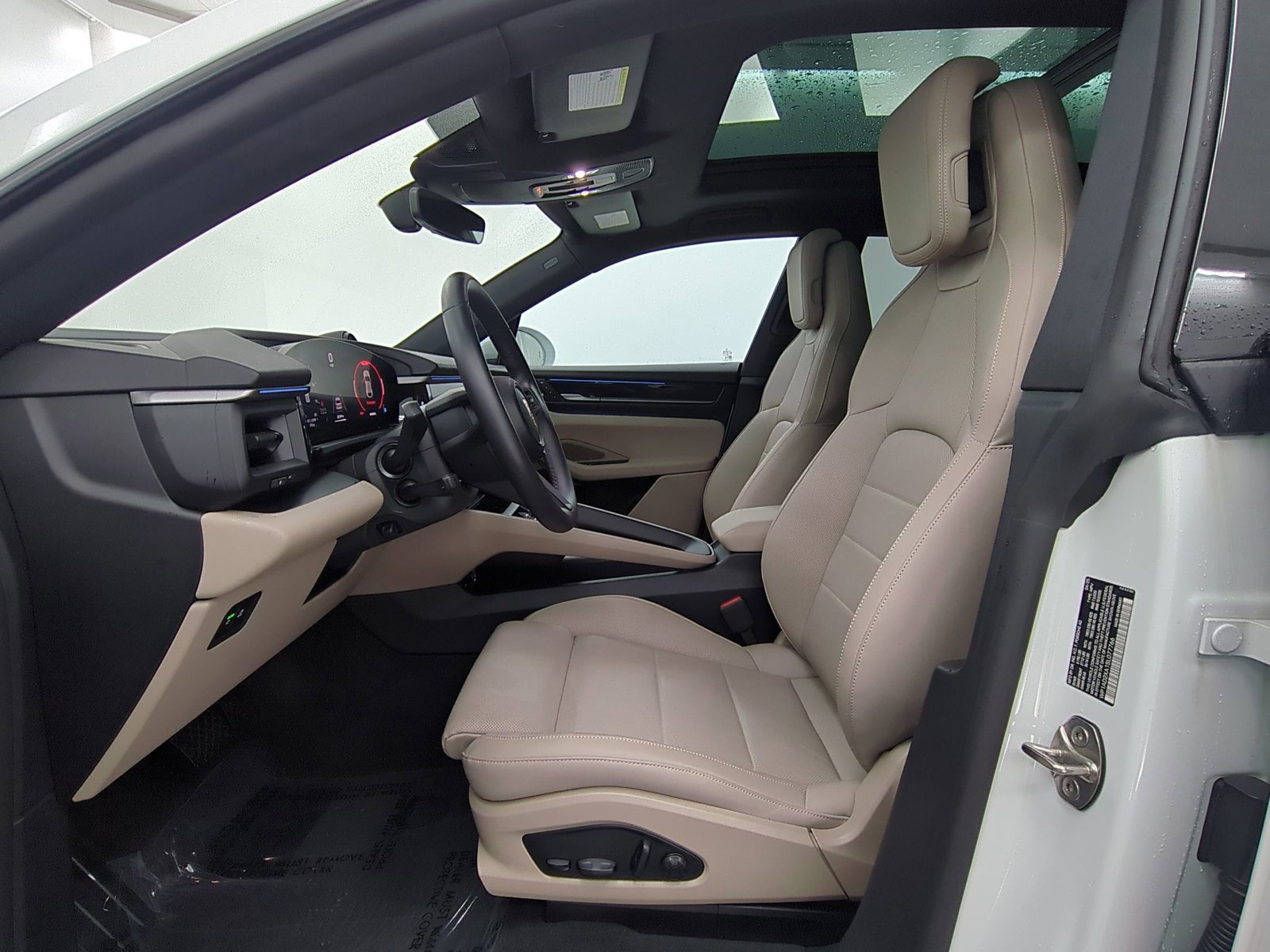 Certified 2025 Porsche Macan Electric RWD image 5
