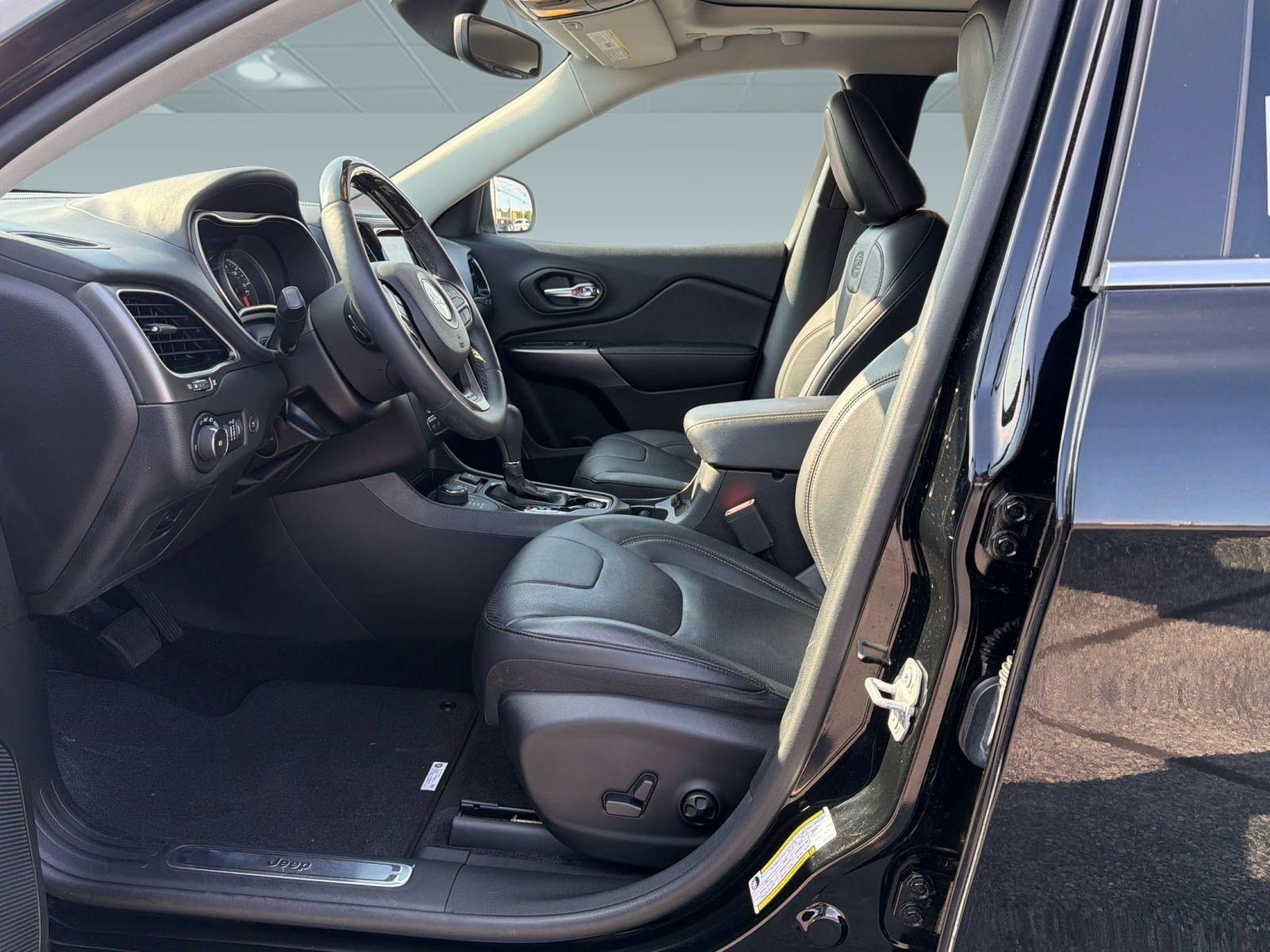 Used 2019 Jeep Cherokee Overland w/ Heavy Duty Protection Group AWD/4WD image 7
