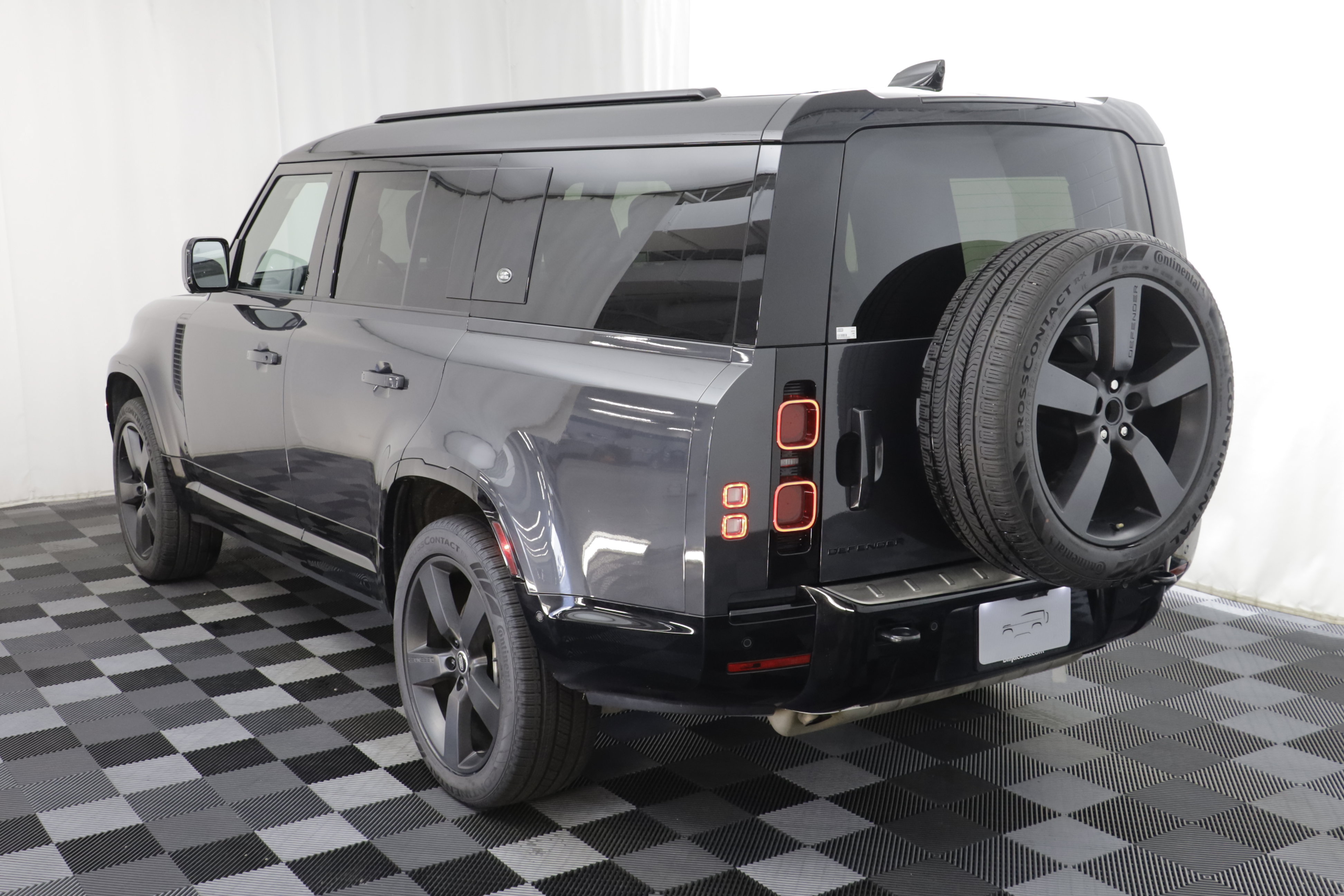 Used 2024 Land Rover Defender 130 X-Dynamic SE AWD/4WD image 16