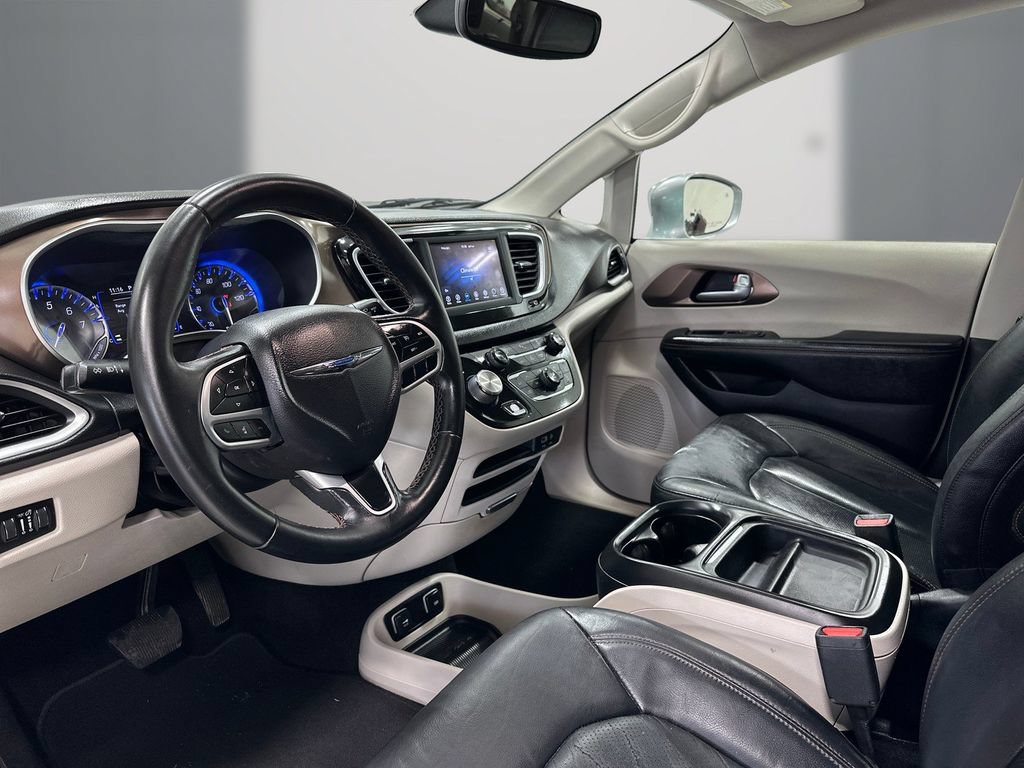 Used 2018 Chrysler Pacifica Touring-L FWD image 13