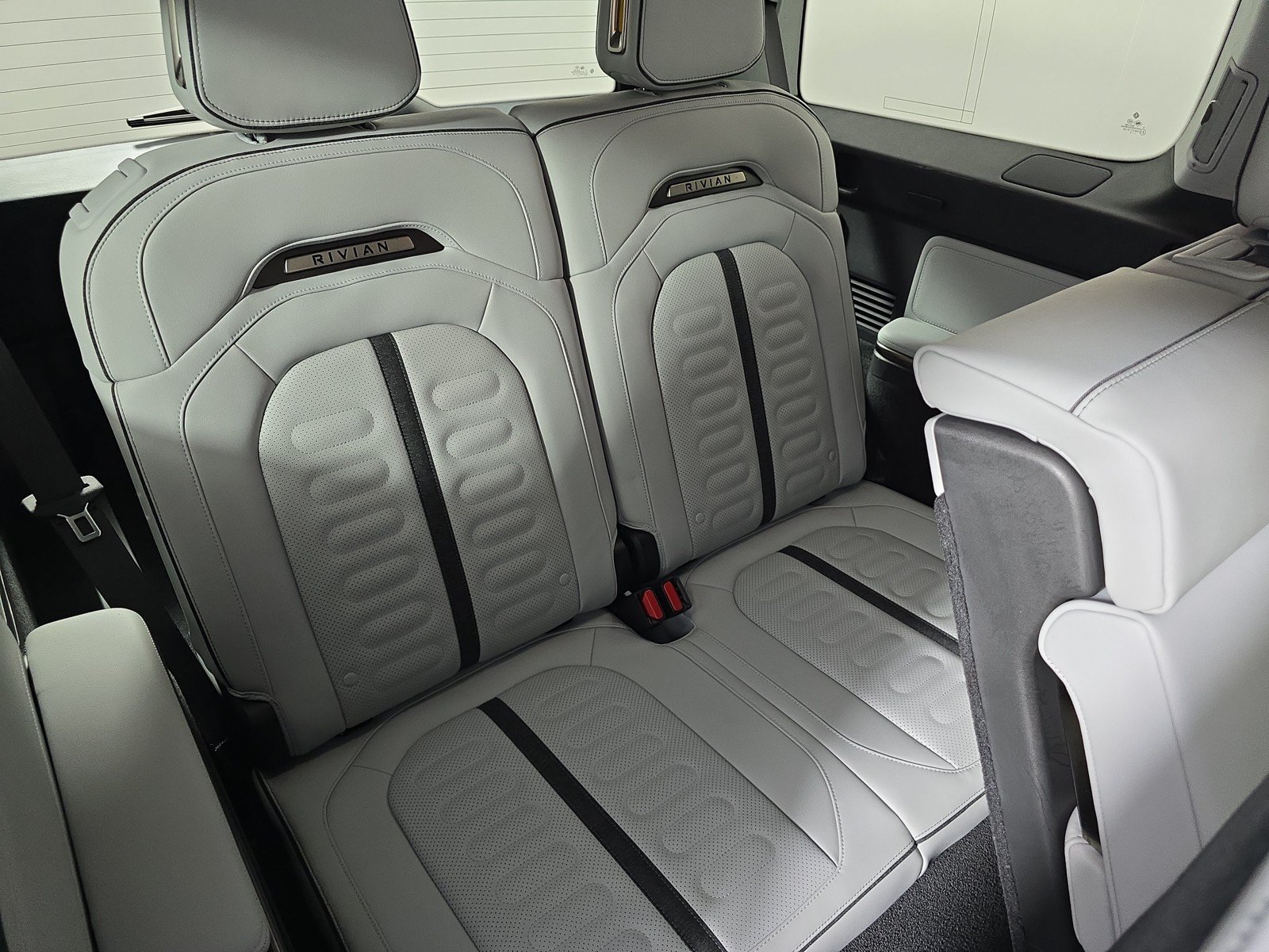 Used 2025 Rivian R1S Adventure AWD/4WD image 25