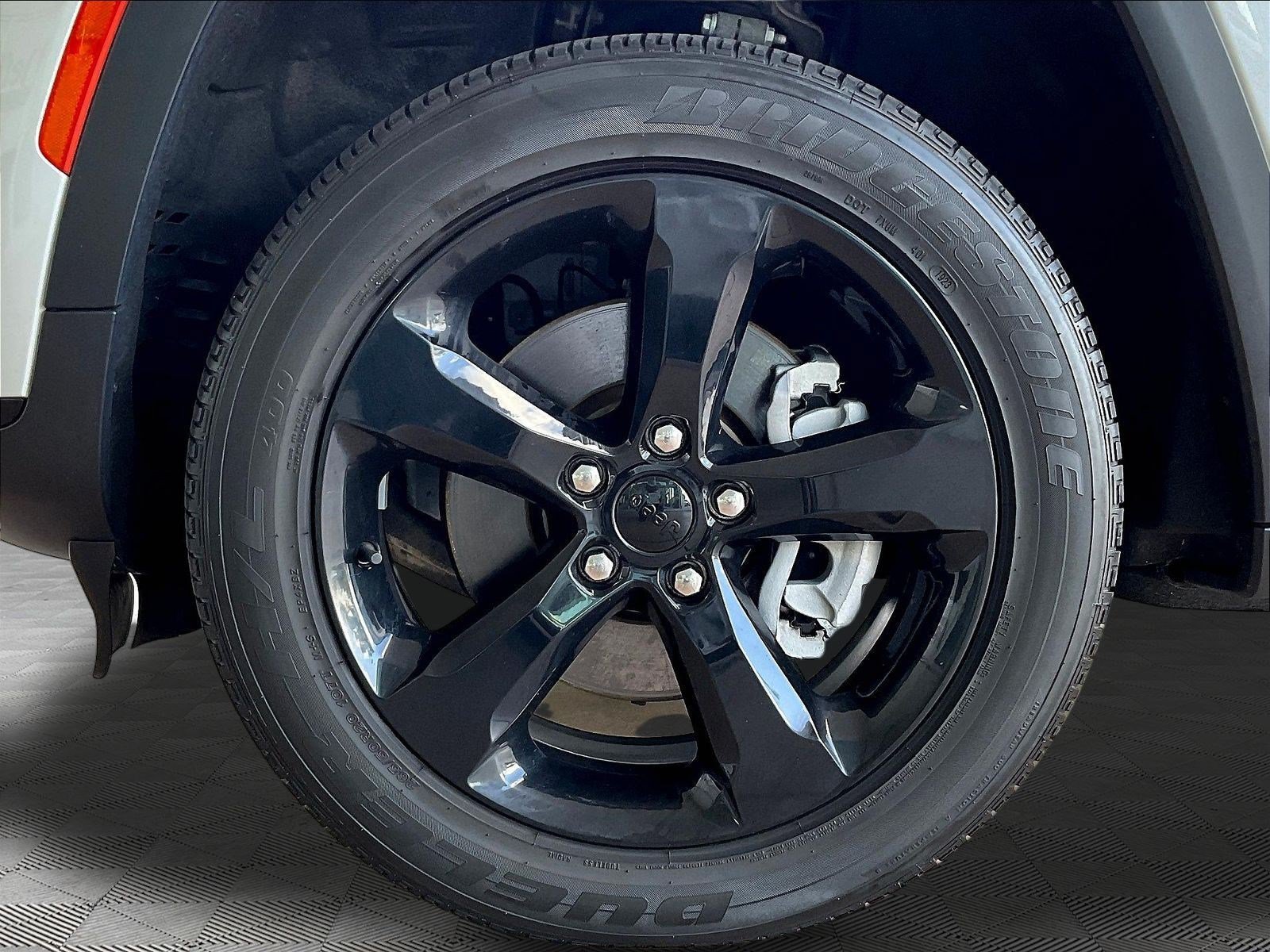 Used 2023 Jeep Grand Cherokee L Altitude AWD/4WD image 32