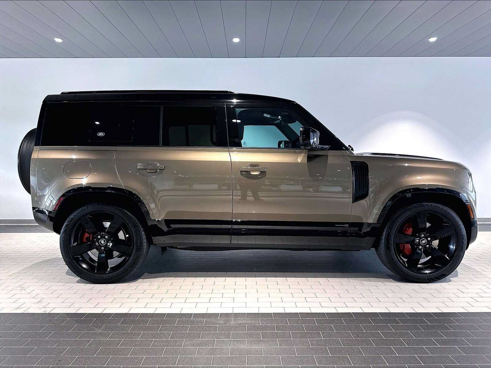 Used 2023 Land Rover Defender 110 X AWD/4WD image 11