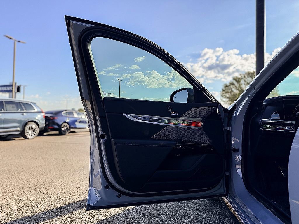 Used 2025 BMW 760i xDrive w/ Executive Package image 17